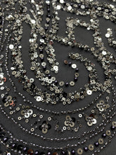 Dantela Couture Fucsia geometriai mintával, gyöngyökkel, gyöngyöcskékkel és flitterekkel